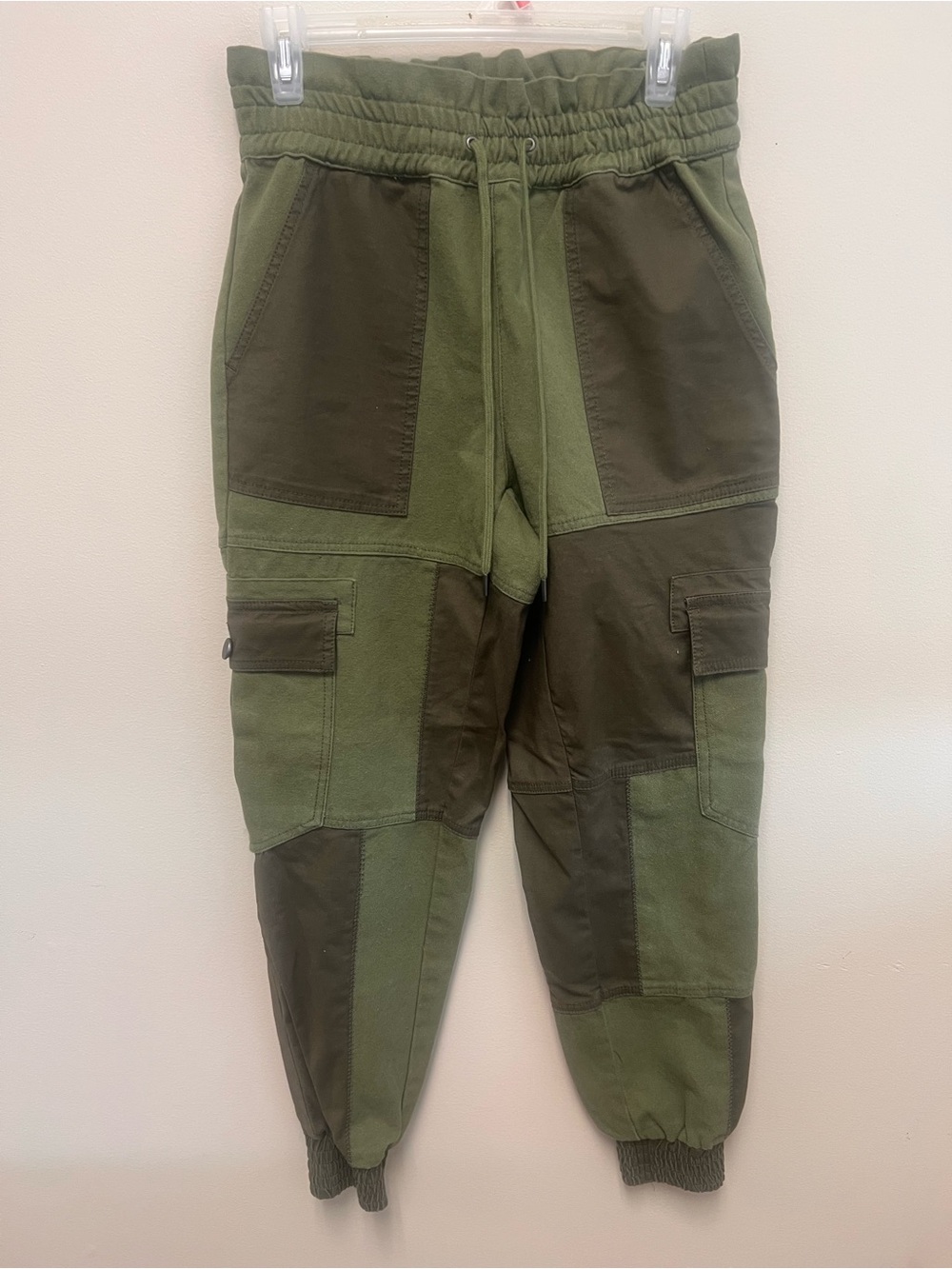 EUC Alice + Olivia classics green cargo pants